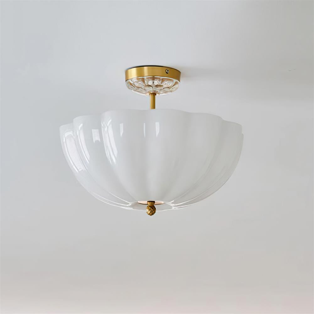 Cava plafondlamp van messing en glas met elegante bloemblaadjesilhouet modern