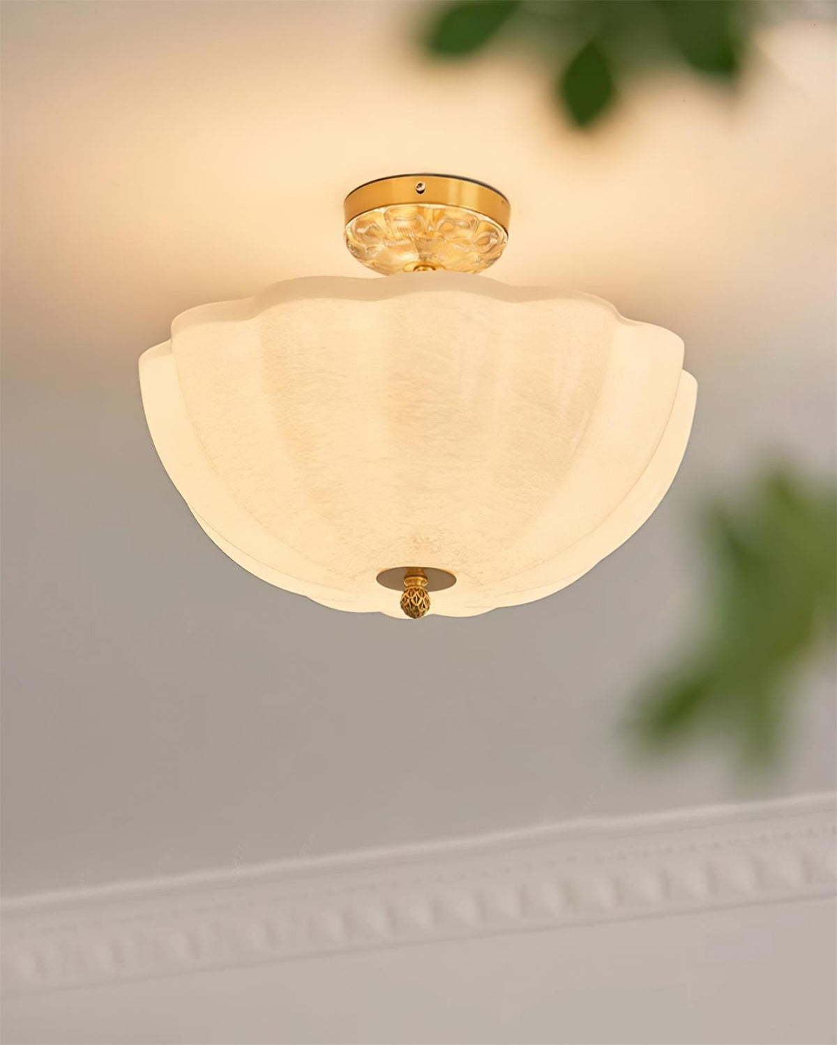 Cava plafondlamp van messing en glas met elegante bloemblaadjesilhouet modern