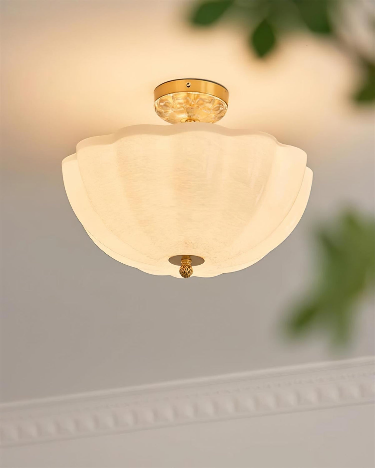 Cava plafondlamp van messing en glas met elegante bloemblaadjesilhouet modern