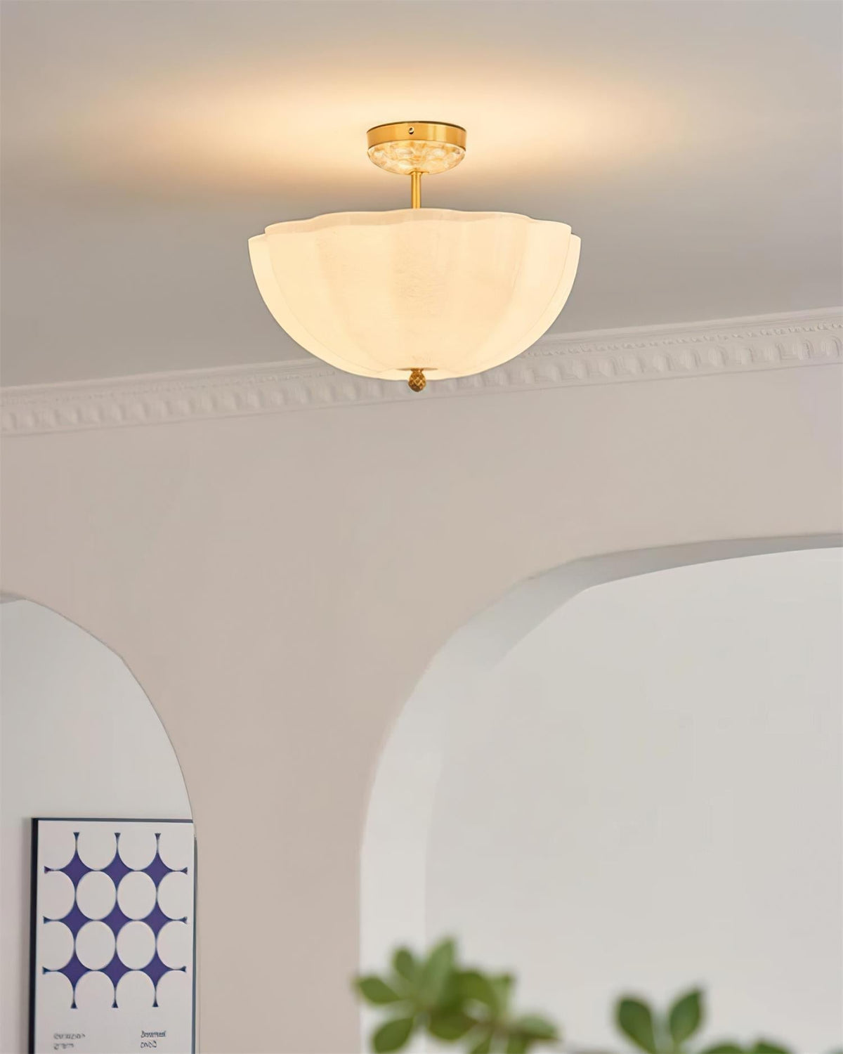 Cava plafondlamp van messing en glas met elegante bloemblaadjesilhouet modern
