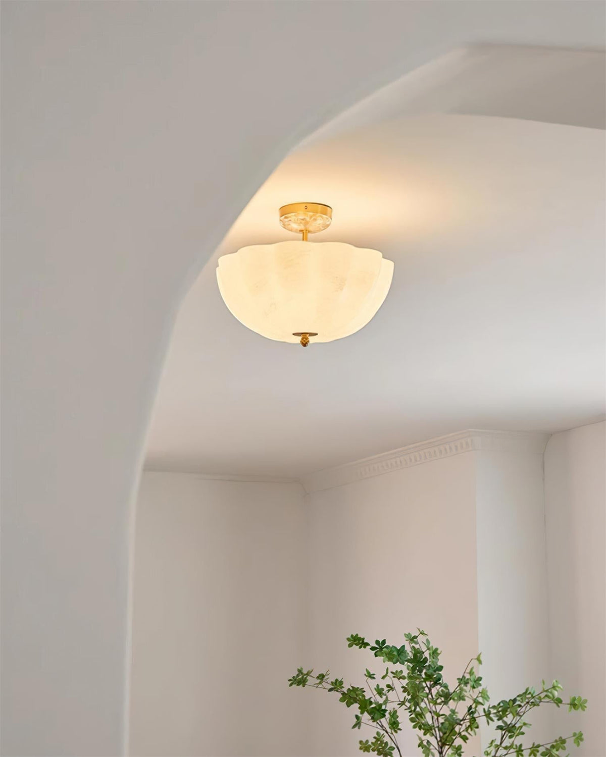 Cava plafondlamp van messing en glas met elegante bloemblaadjesilhouet modern