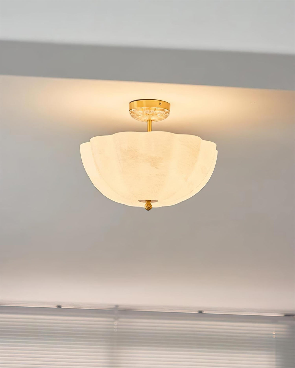 Cava plafondlamp van messing en glas met elegante bloemblaadjesilhouet modern