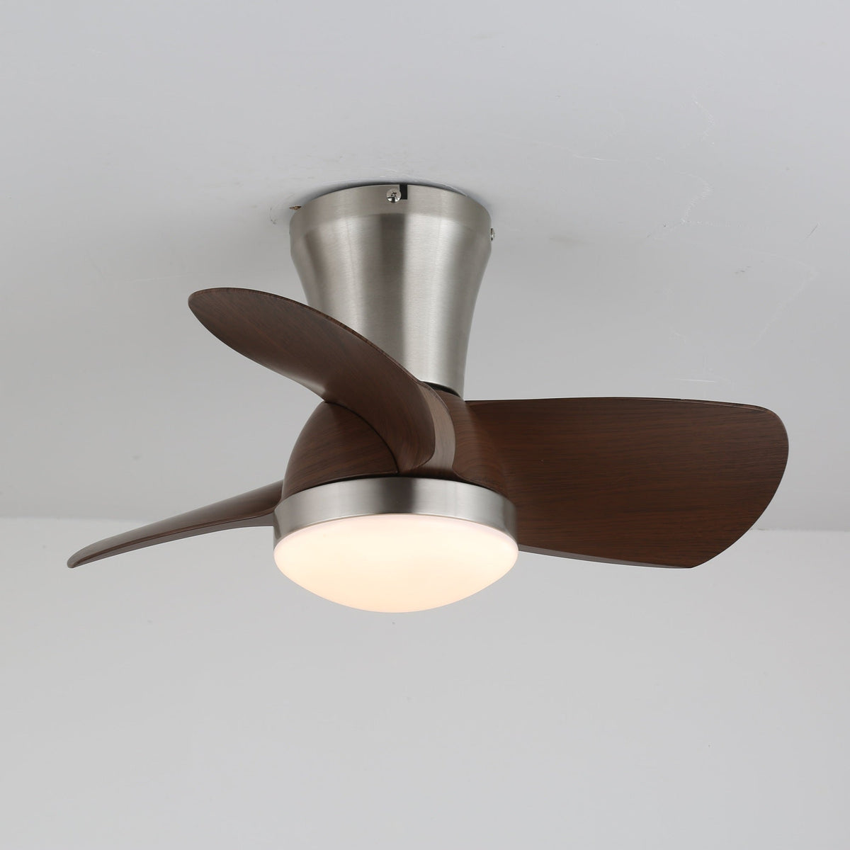 Deynor Moderne plafondventilator met verlichting van walnoothout