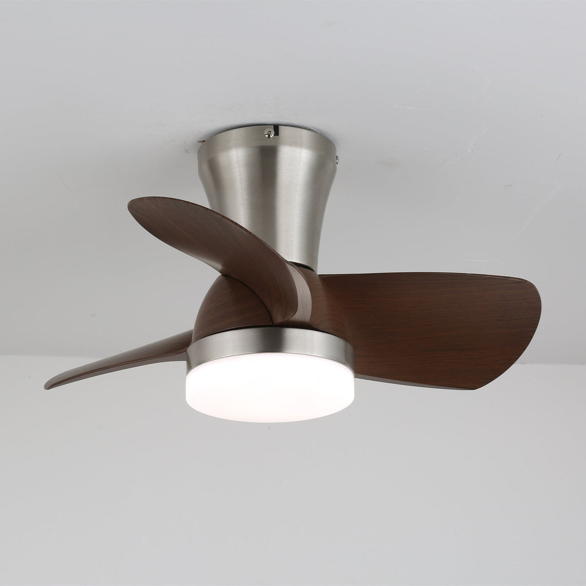 Deynor Moderne plafondventilator met verlichting van walnoothout