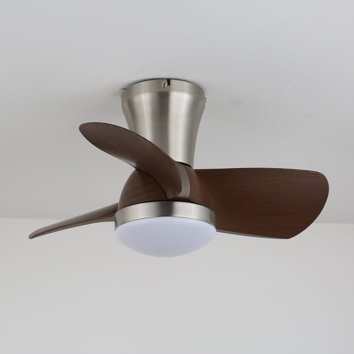Deynor Moderne plafondventilator met verlichting van walnoothout