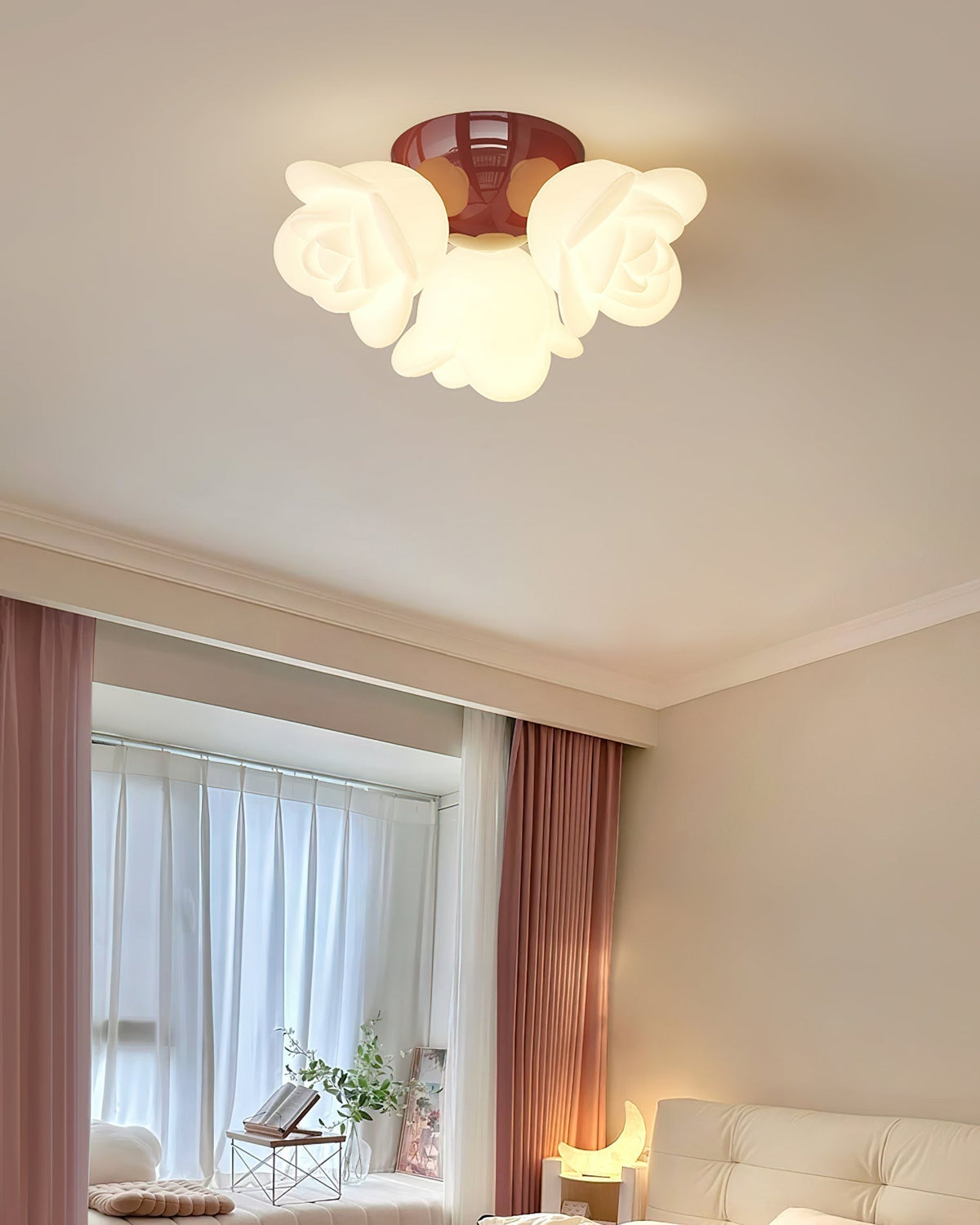 Plafondlamp met metalen plafondkap en PE-roosvormige bloemmotieven als decoratief accent