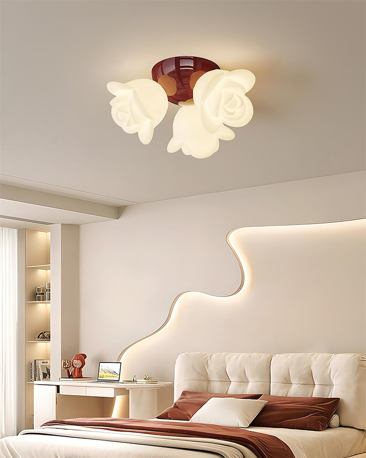 Plafondlamp met metalen plafondkap en PE-roosvormige bloemmotieven als decoratief accent