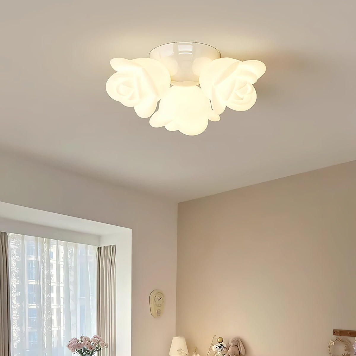 Plafondlamp met metalen plafondkap en PE-roosvormige bloemmotieven als decoratief accent