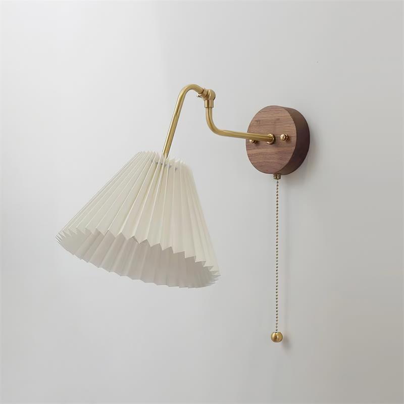 Vintage messing en walnoot wandlamp met geplooide stoffen kap