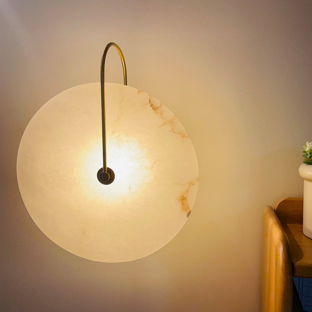Albeenne albast bollen wandlamp