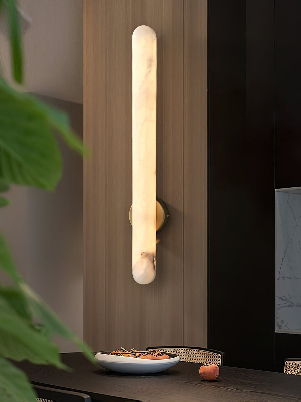 Elvenira cilindrische wandlamp van albast met goudkleurige afwerking