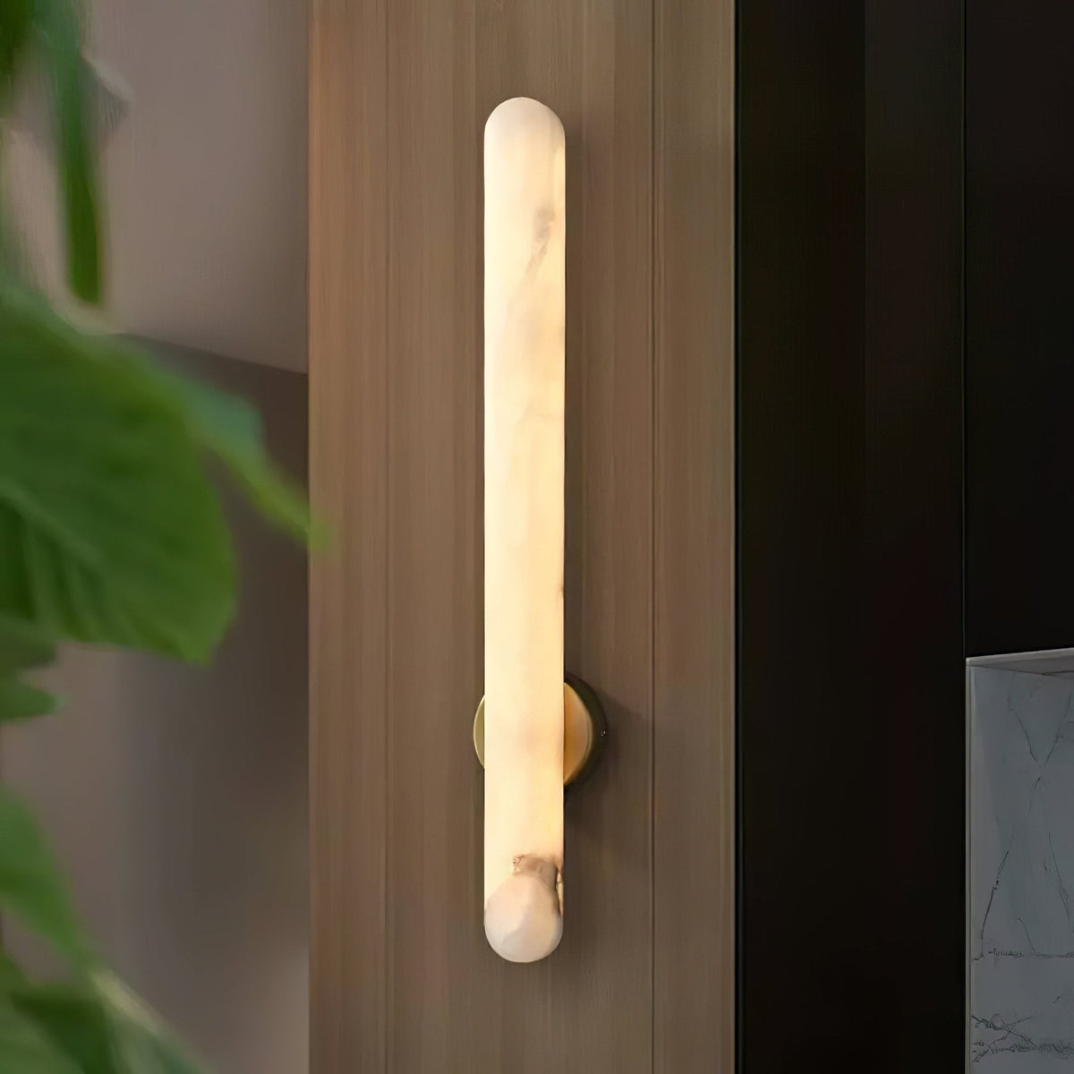 Elvenira cilindrische wandlamp van albast met goudkleurige afwerking