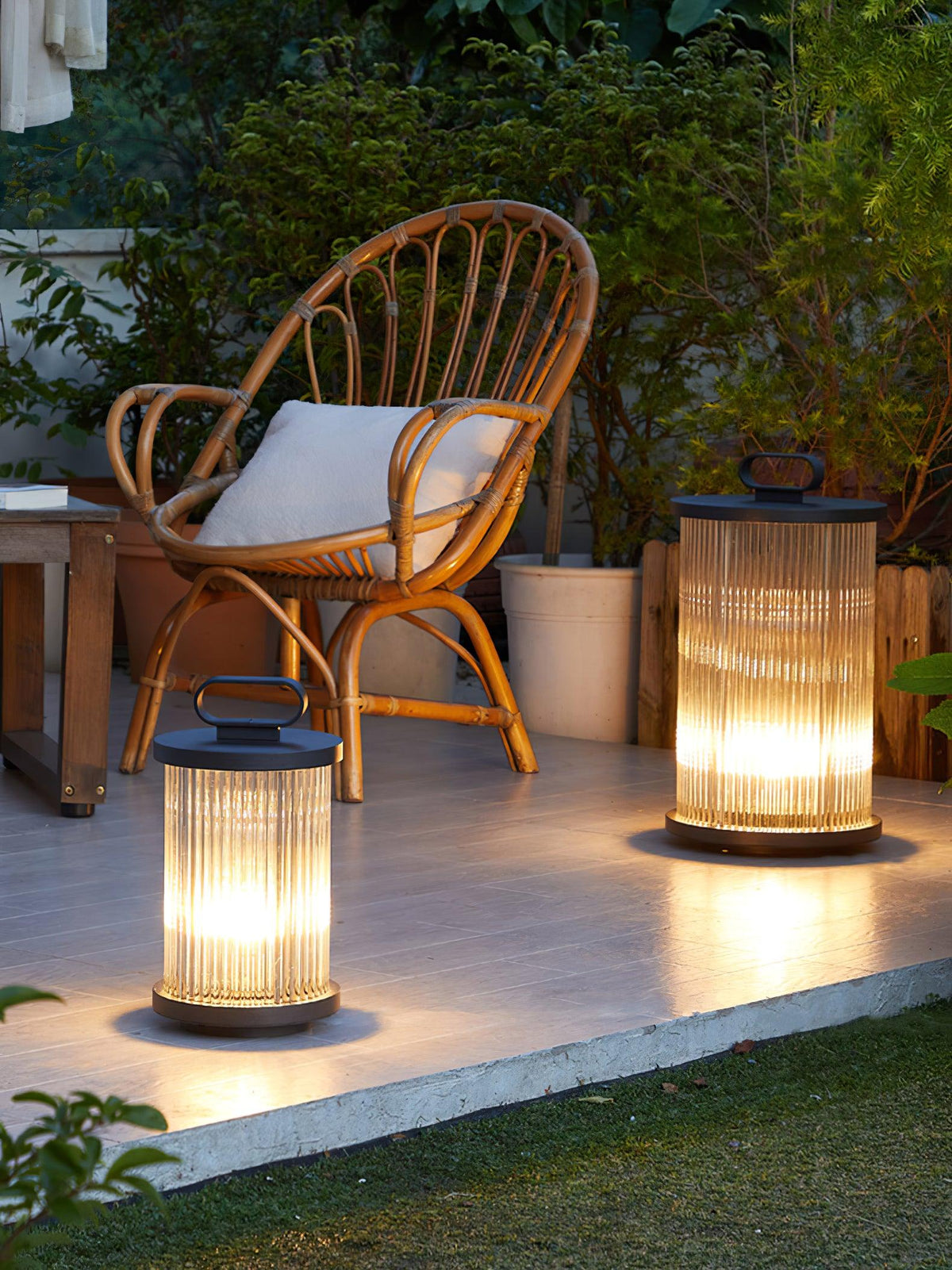 Niri vloerlamp van staal en acryl met minimalistisch ontwerp
