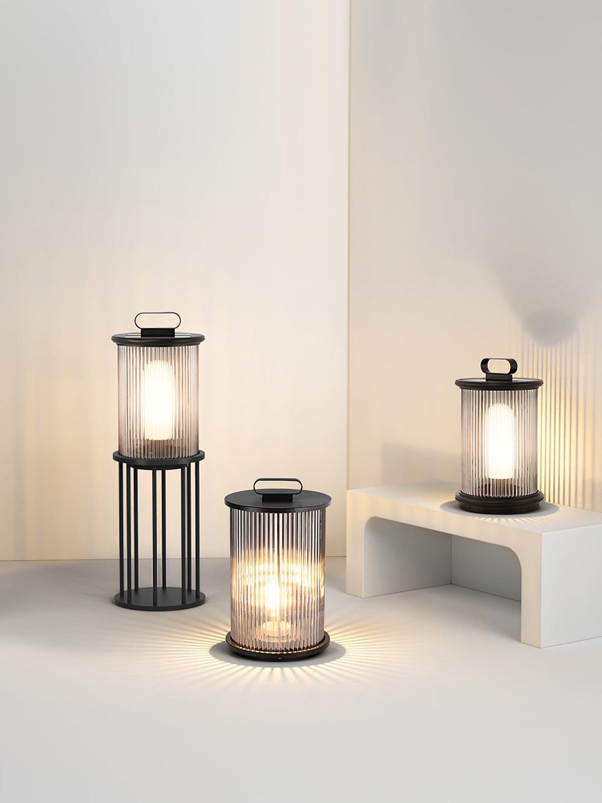 Niri vloerlamp van staal en acryl met minimalistisch ontwerp