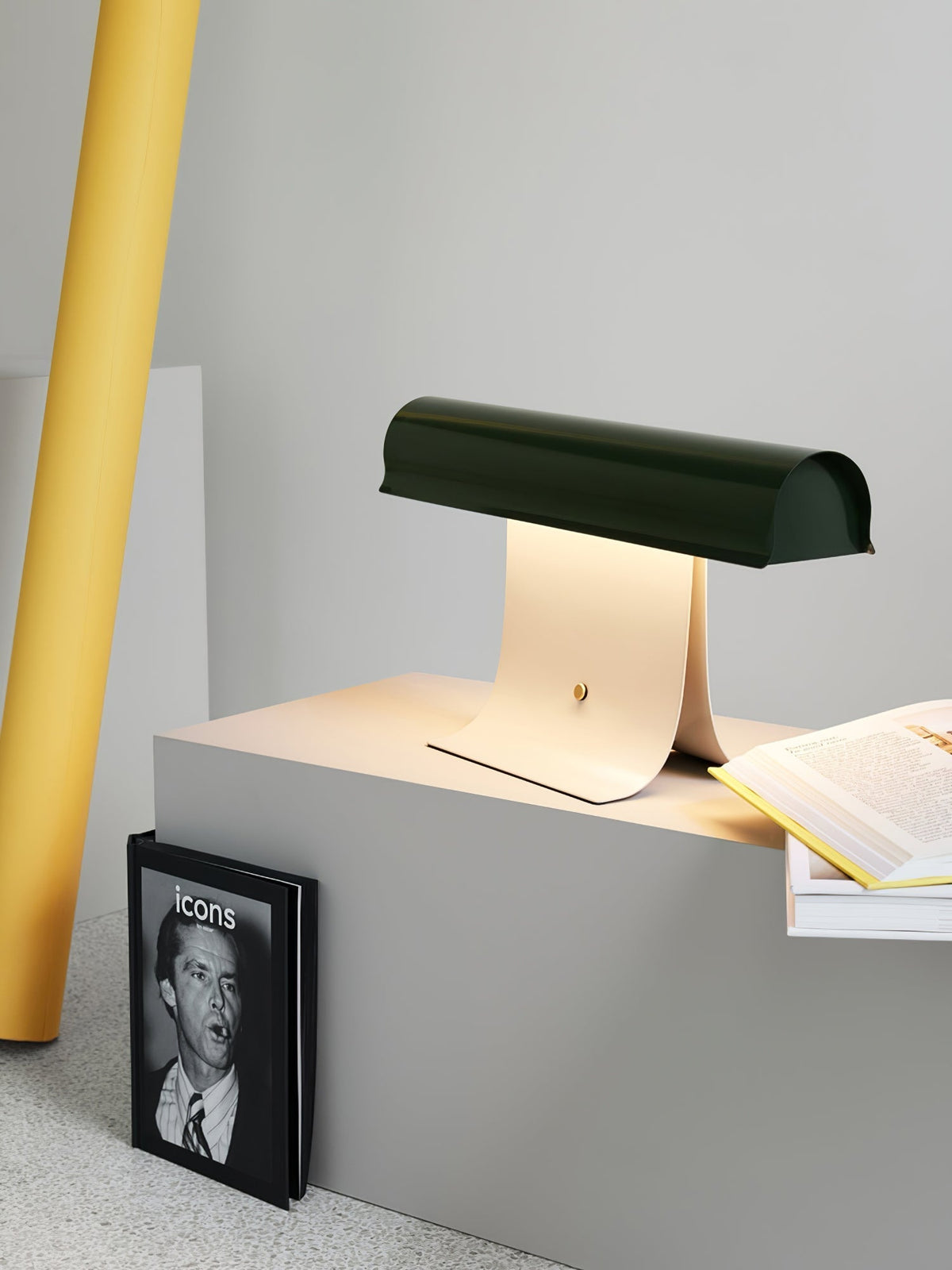 Liorven tafellamp van staal in industriële stijl