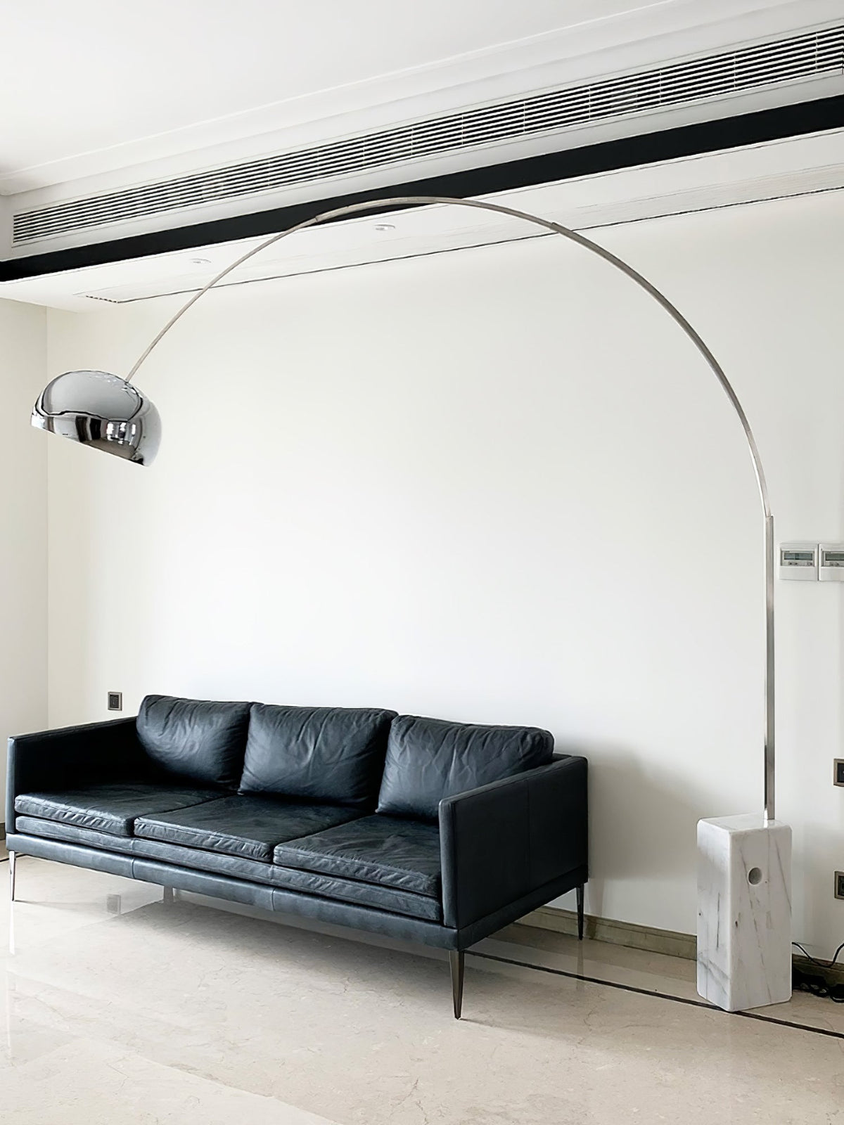 Alevra vloerlamp van staal en marmer