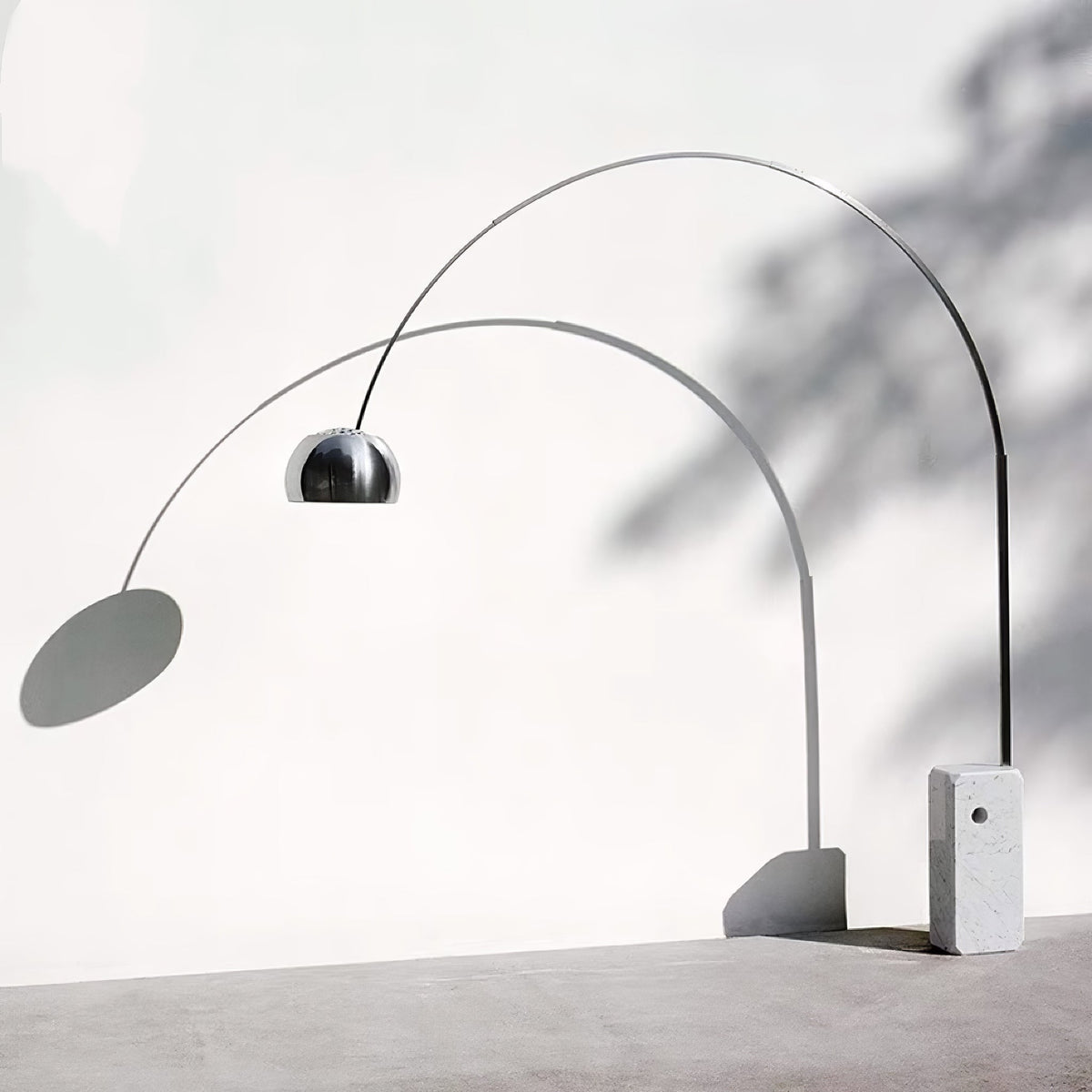 Alevra vloerlamp van staal en marmer