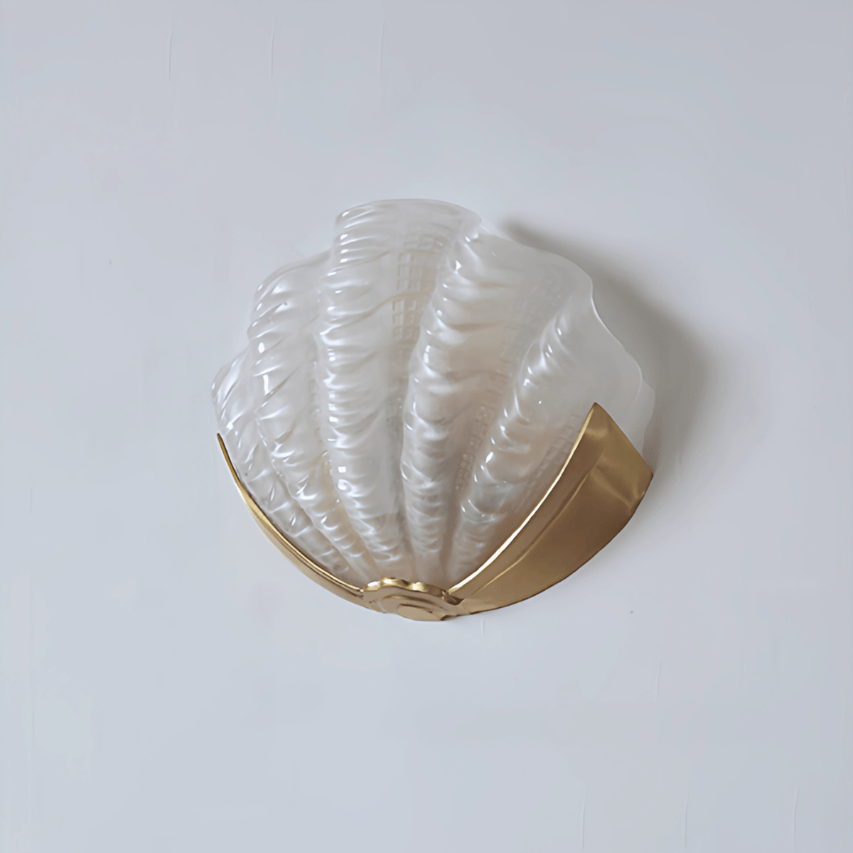 Nico Art Deco wandlamp met scallop-ontwerp in matglas