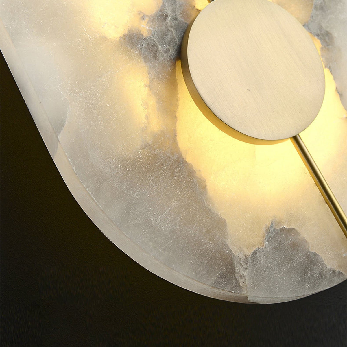 Artistieke wandlamp van dolomiet en koper met retro-uitstraling