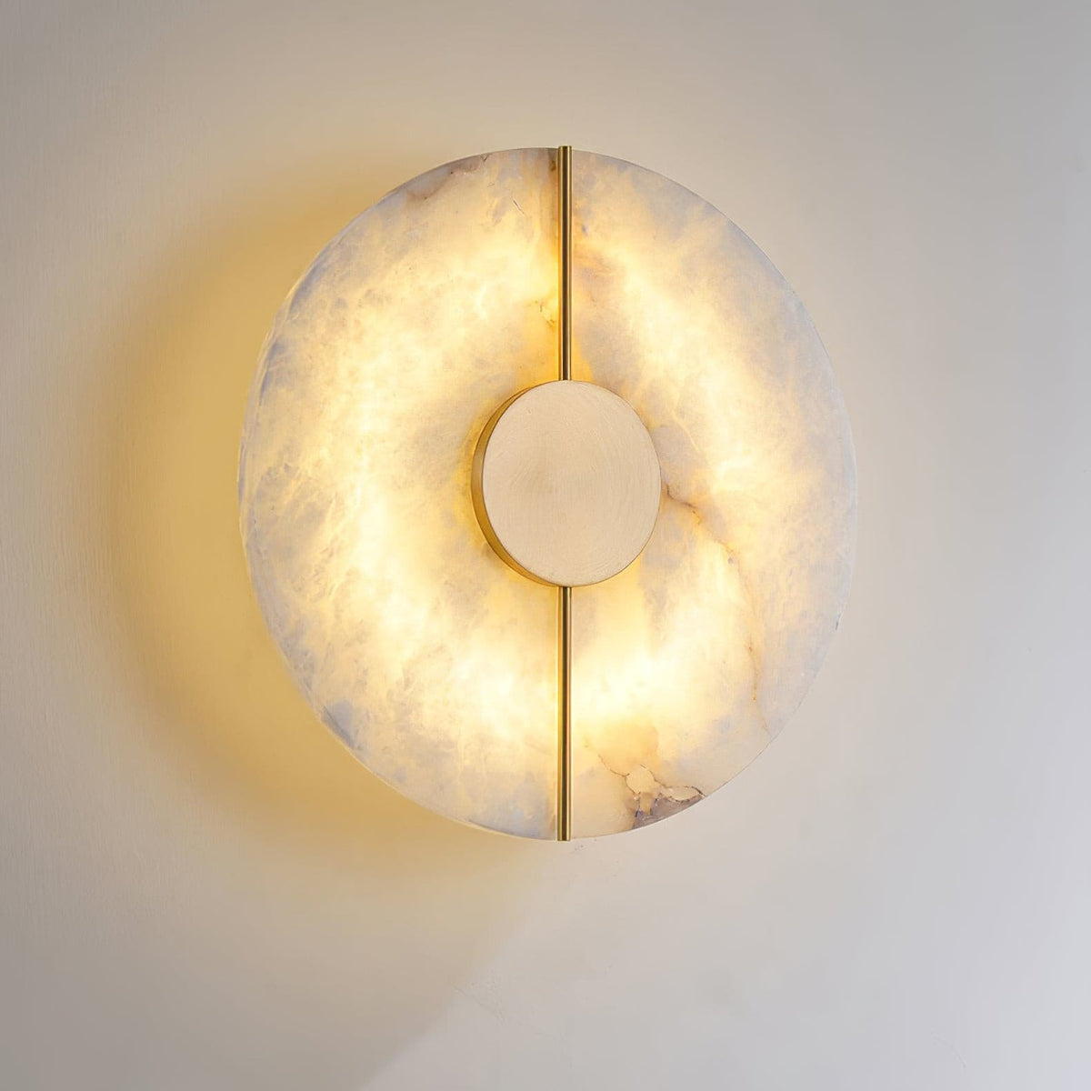 Artistieke wandlamp van dolomiet en koper met retro-uitstraling