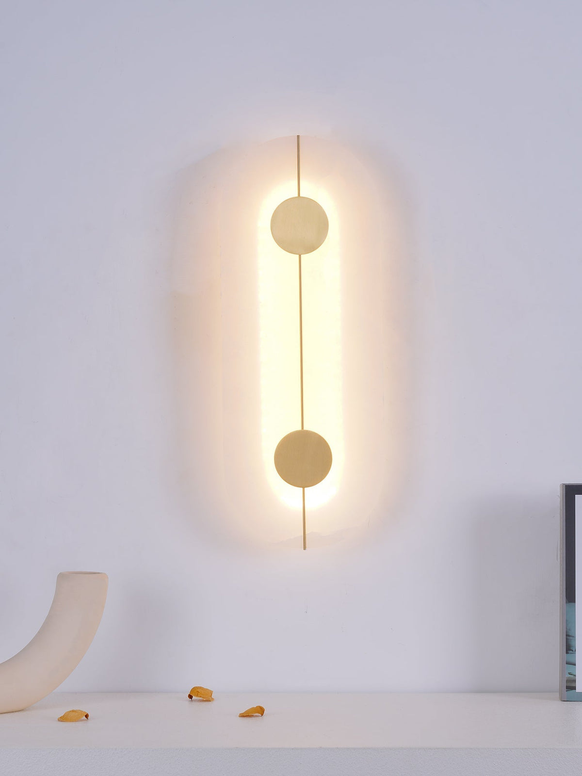 Artistieke wandlamp van dolomiet en koper met retro-uitstraling