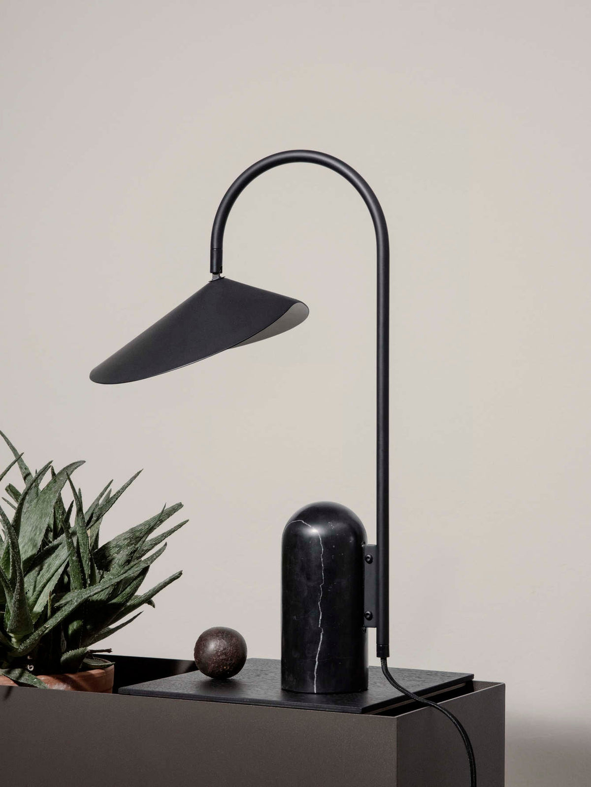 Selva Arc Leaf tafellamp