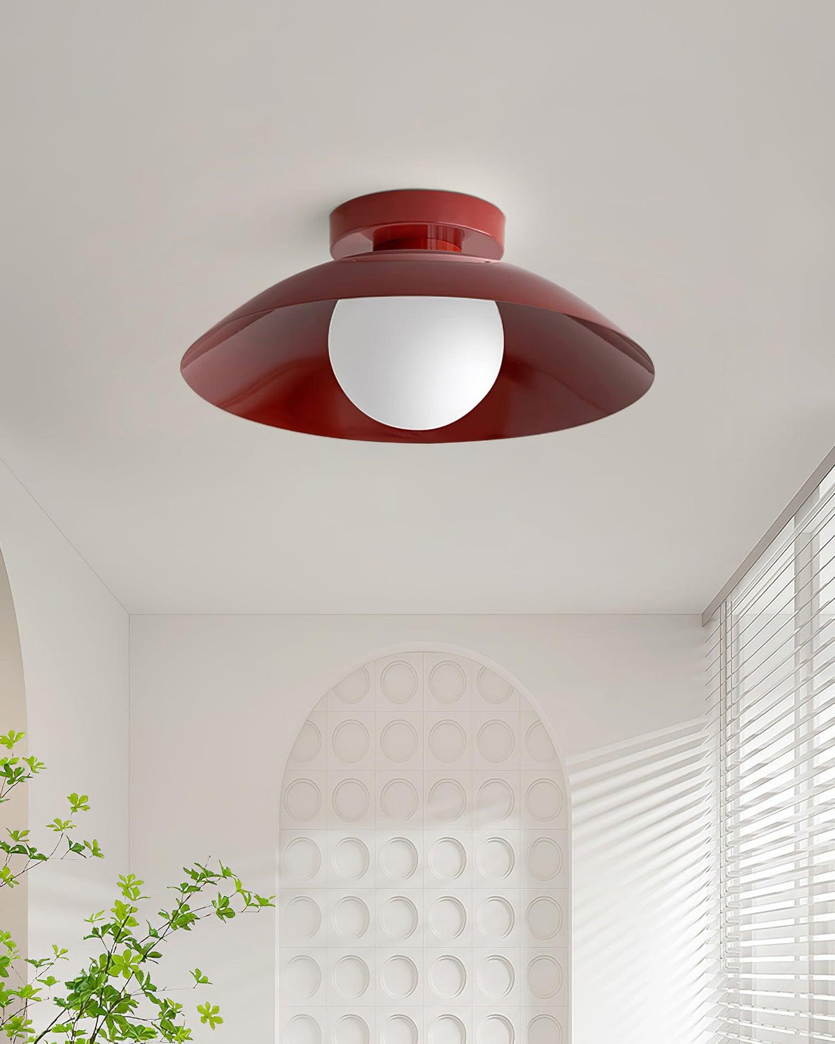 Plafondlamp met metalen plafondkap en glazen kap in diverse kleuren
