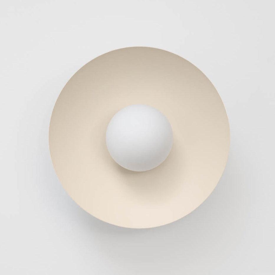 Plafondlamp met metalen plafondkap en glazen kap in diverse kleuren