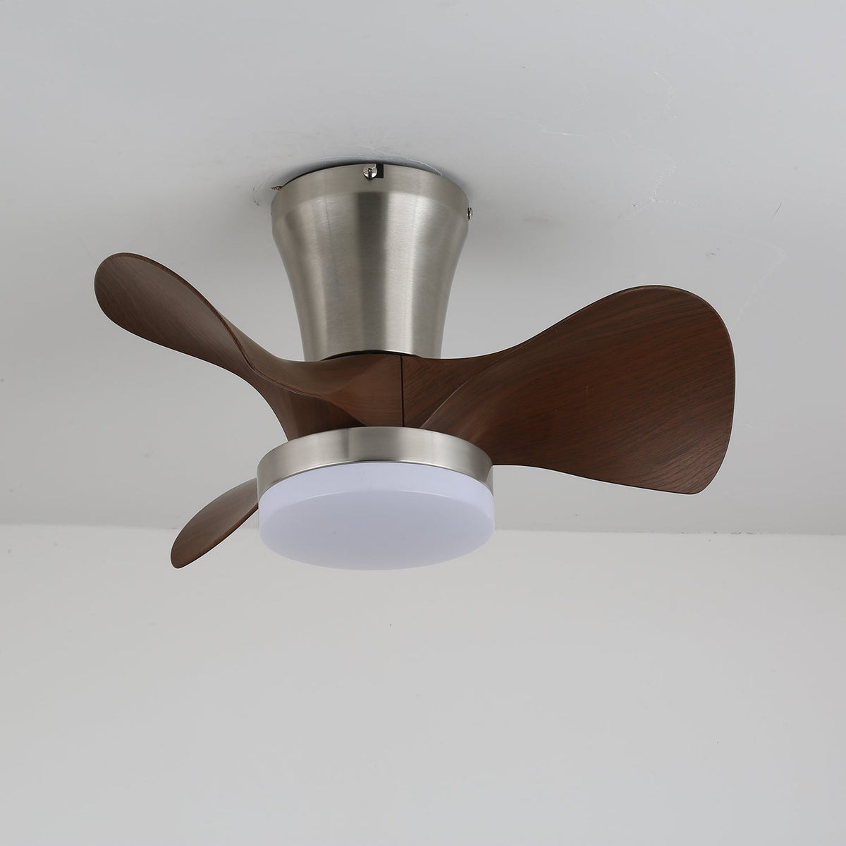 Nera Moderne plafondventilator met verlichting van walnoothout en nikkel