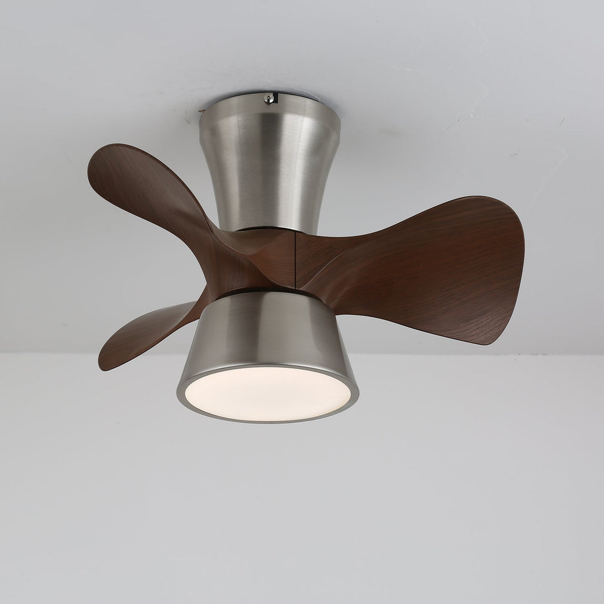 Nera Moderne plafondventilator met verlichting van walnoothout en nikkel