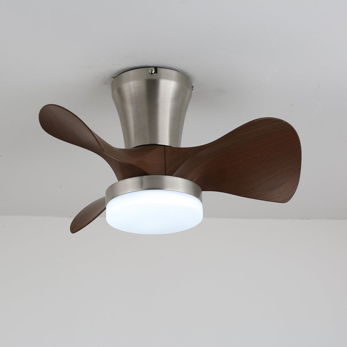 Nera Moderne plafondventilator met verlichting van walnoothout en nikkel
