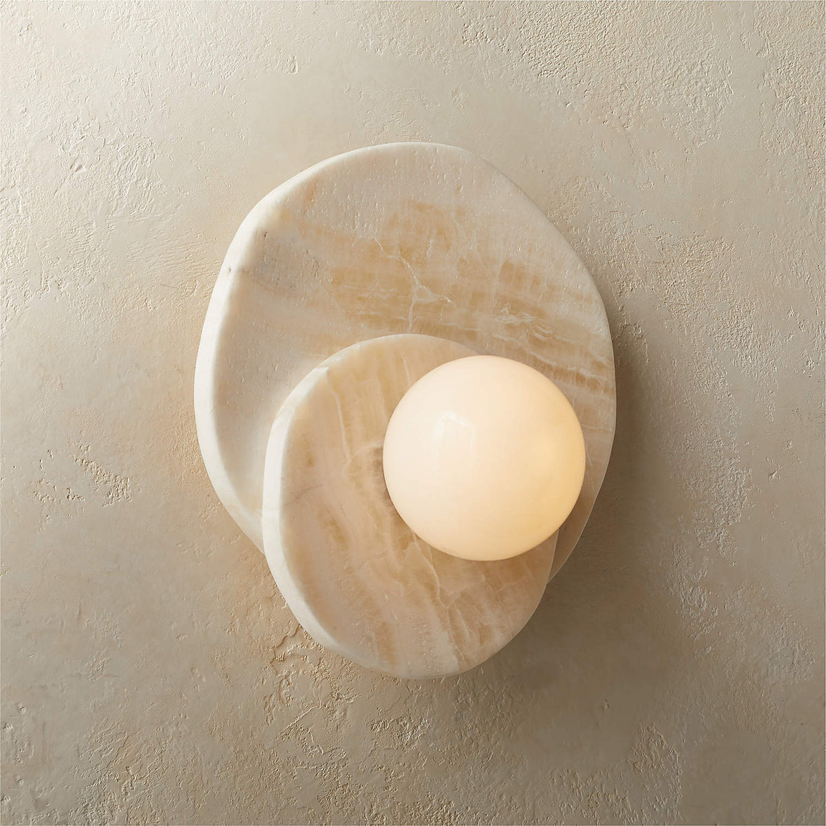 Alorarae wandlamp met organisch albasten basis en bolvormige kap