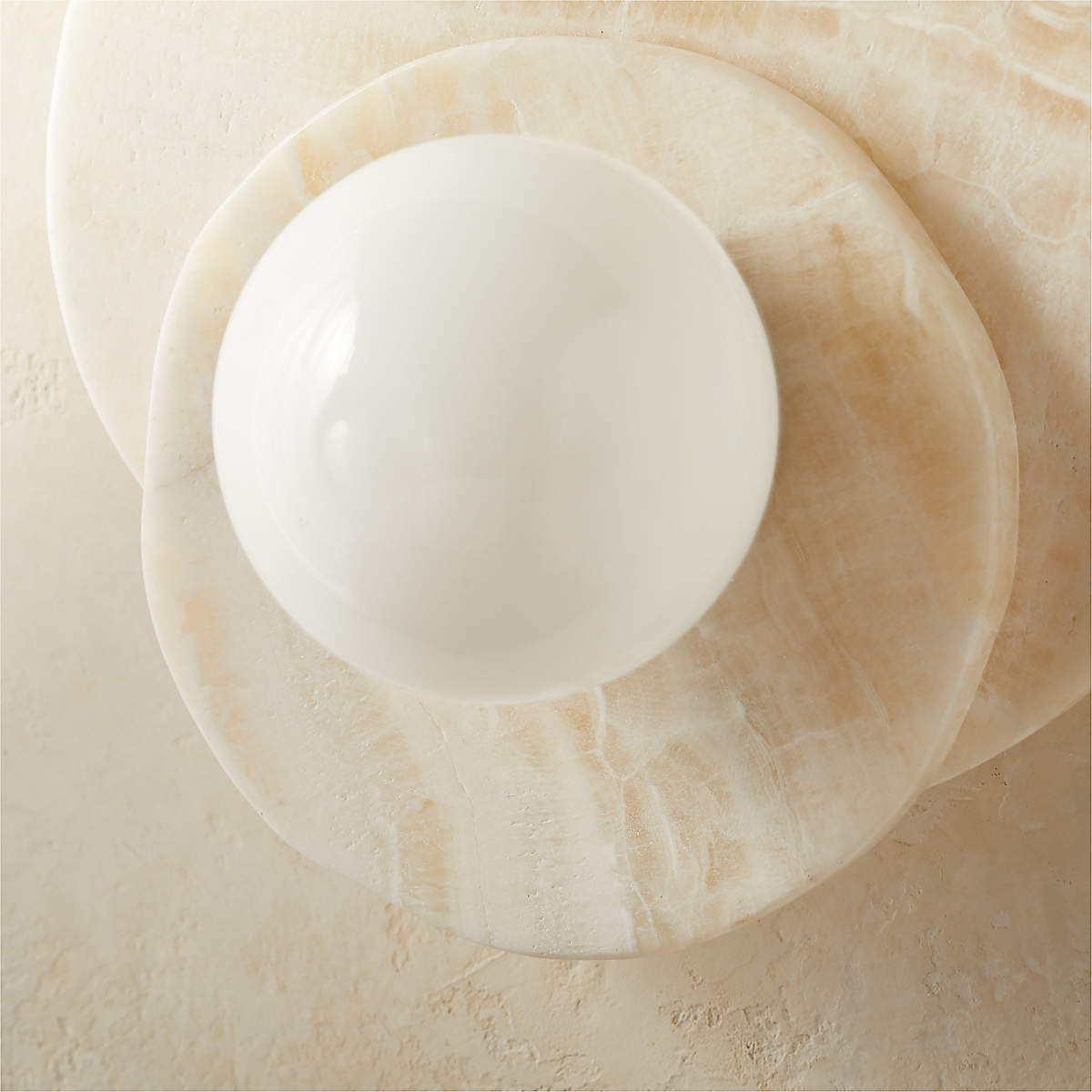 Alorarae wandlamp met organisch albasten basis en bolvormige kap
