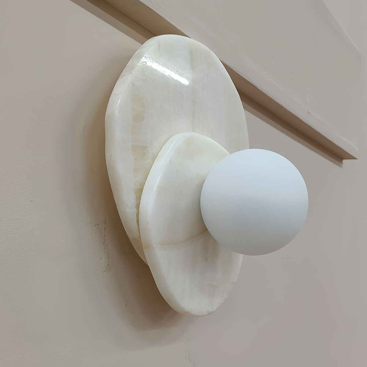 Alorarae wandlamp met organisch albasten basis en bolvormige kap