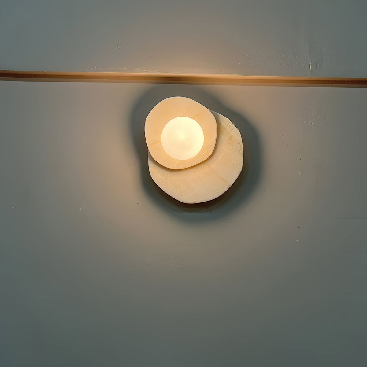 Alorarae wandlamp met organisch albasten basis en bolvormige kap