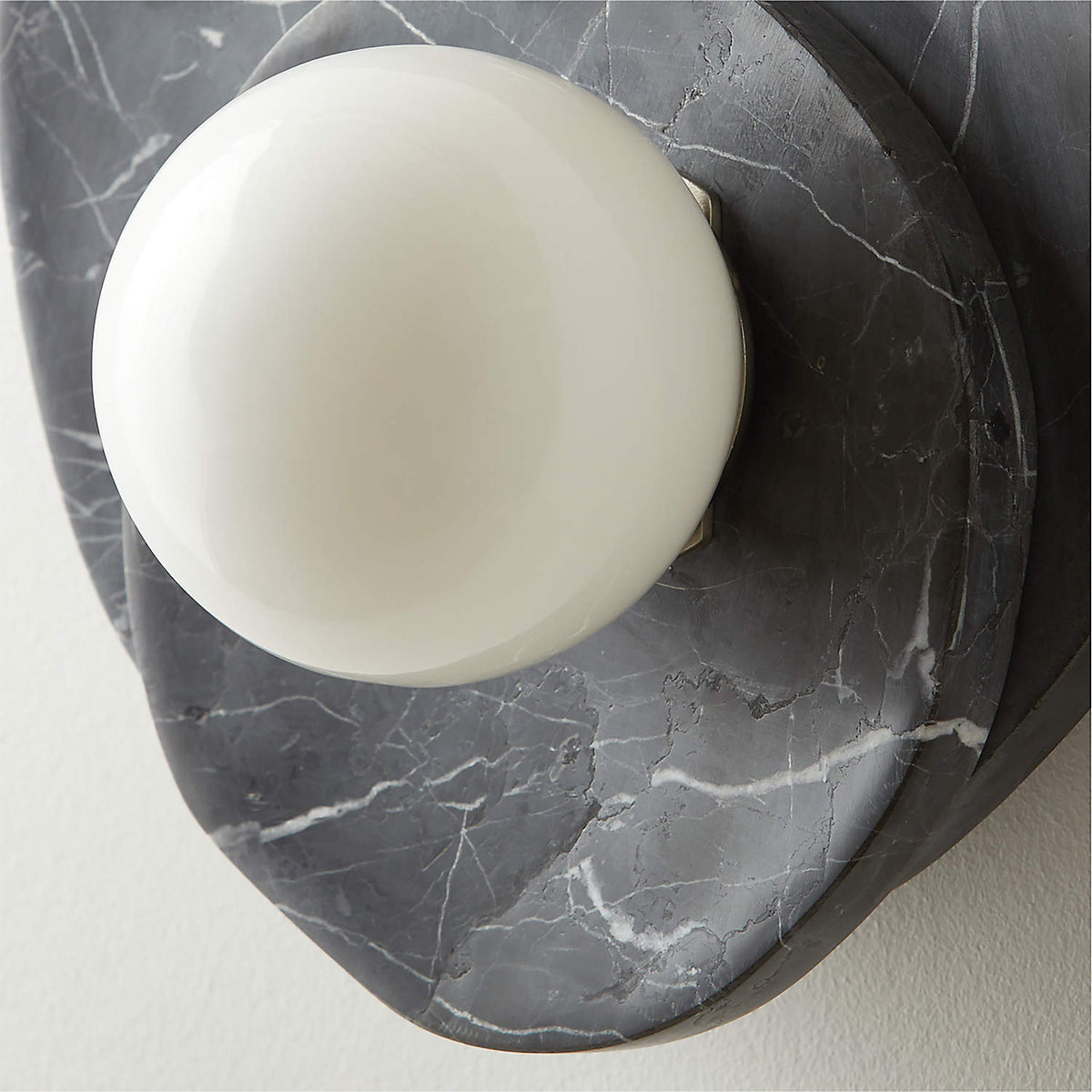 Alorarae wandlamp met organisch albasten basis en bolvormige kap