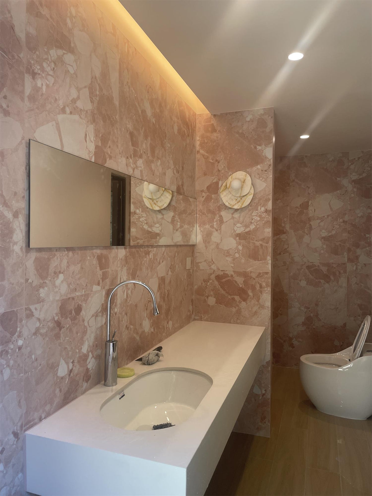 Alorarae wandlamp met organisch albasten basis en bolvormige kap
