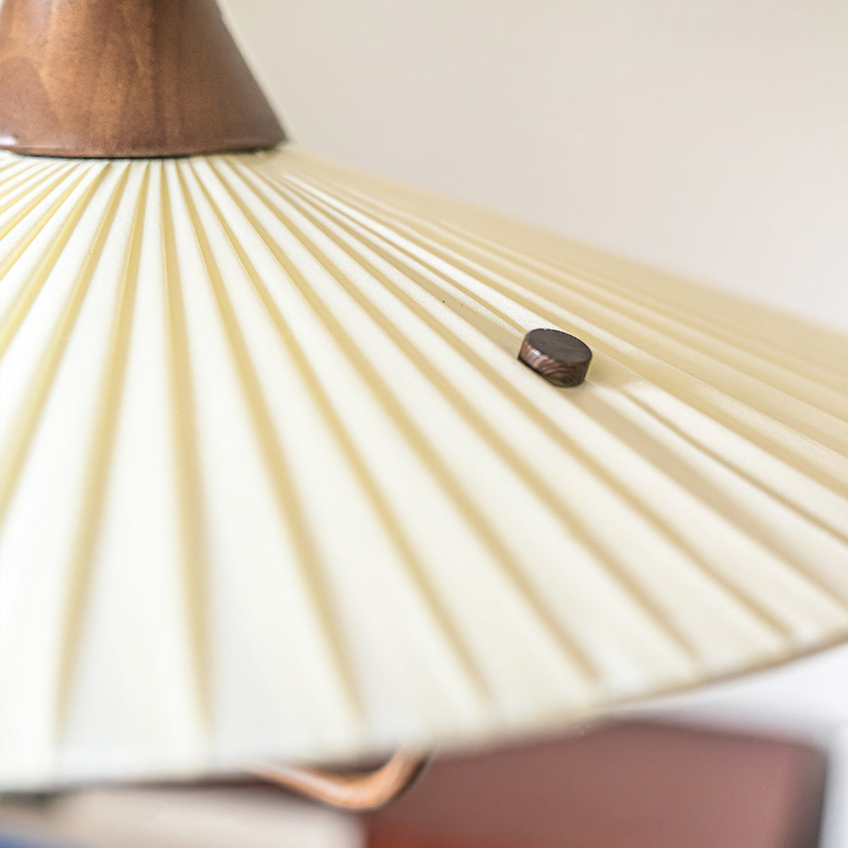 Vionne Mid-Century hanglamp van walnoothout en witte kap