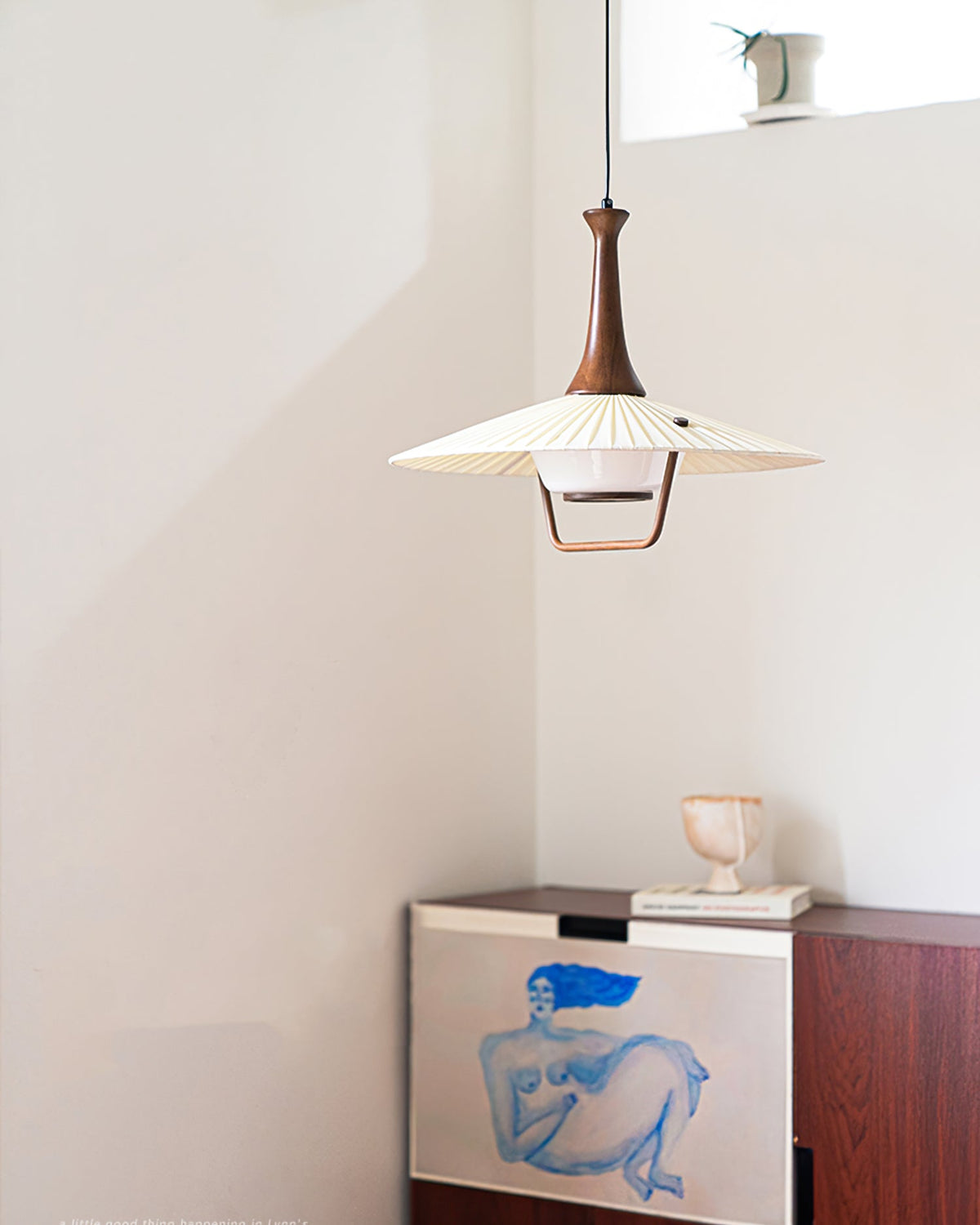Vionne Mid-Century hanglamp van walnoothout en witte kap
