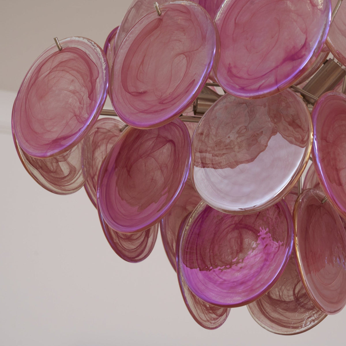 Celeian Kroonluchter Roze Iridescent Glazen Schijven Gelaagd Romantisch