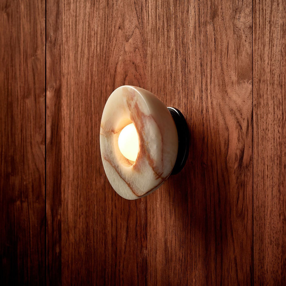 Lioruielle wandlamp van glas met oppervlakteglas in en goud