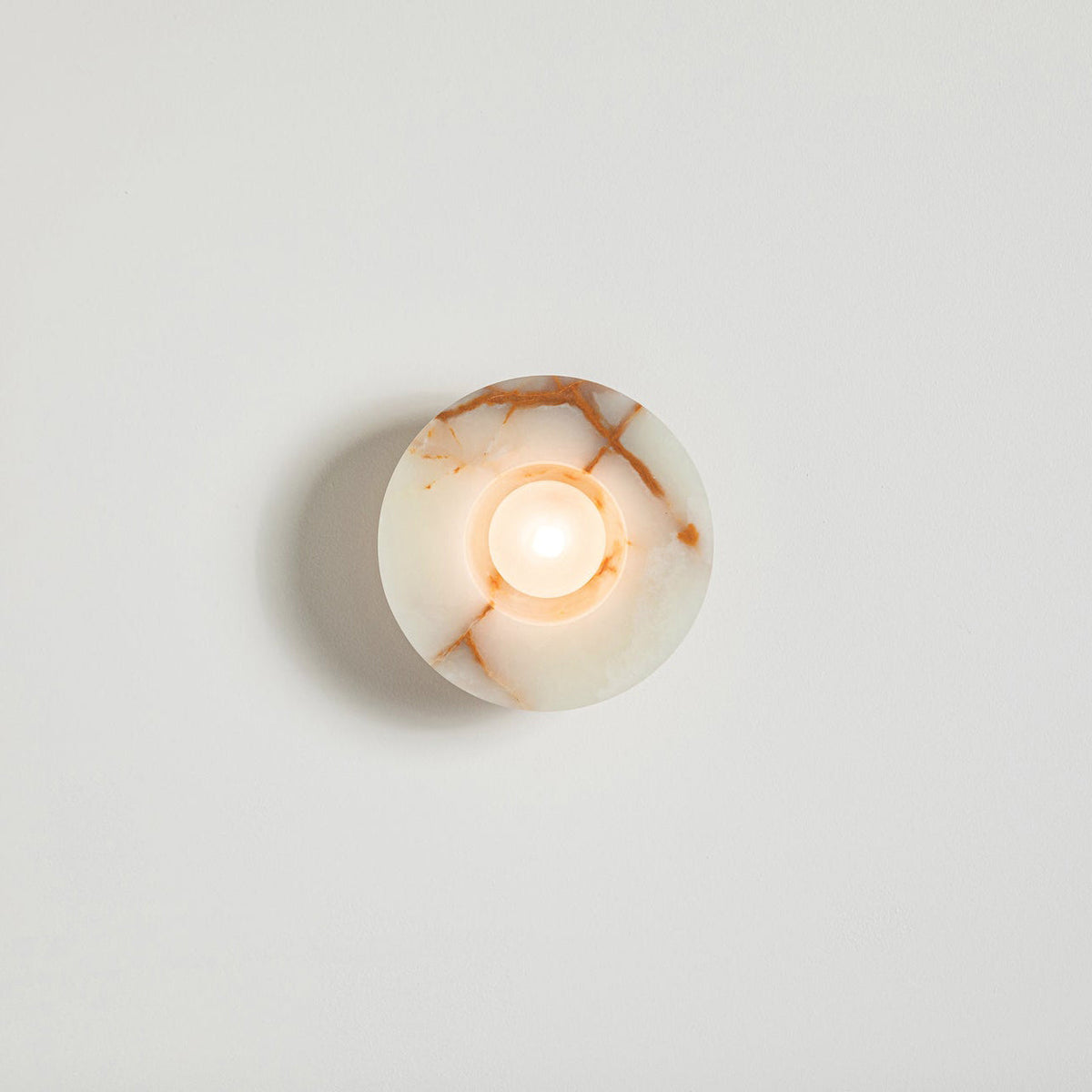 Lioruielle wandlamp van glas met oppervlakteglas in en goud