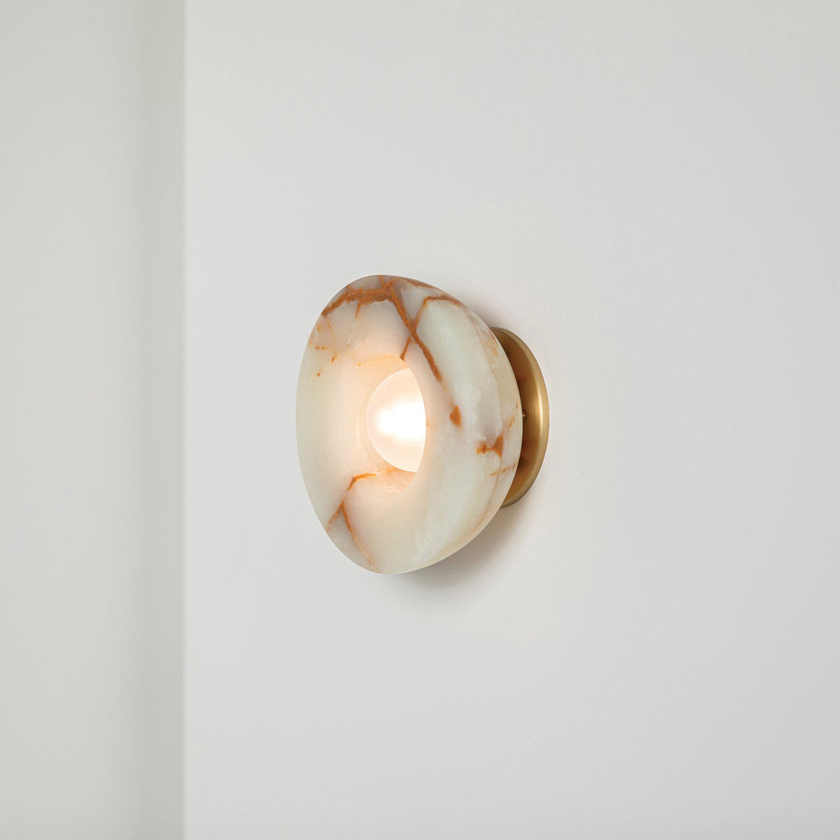 Lioruielle wandlamp van glas met oppervlakteglas in en goud
