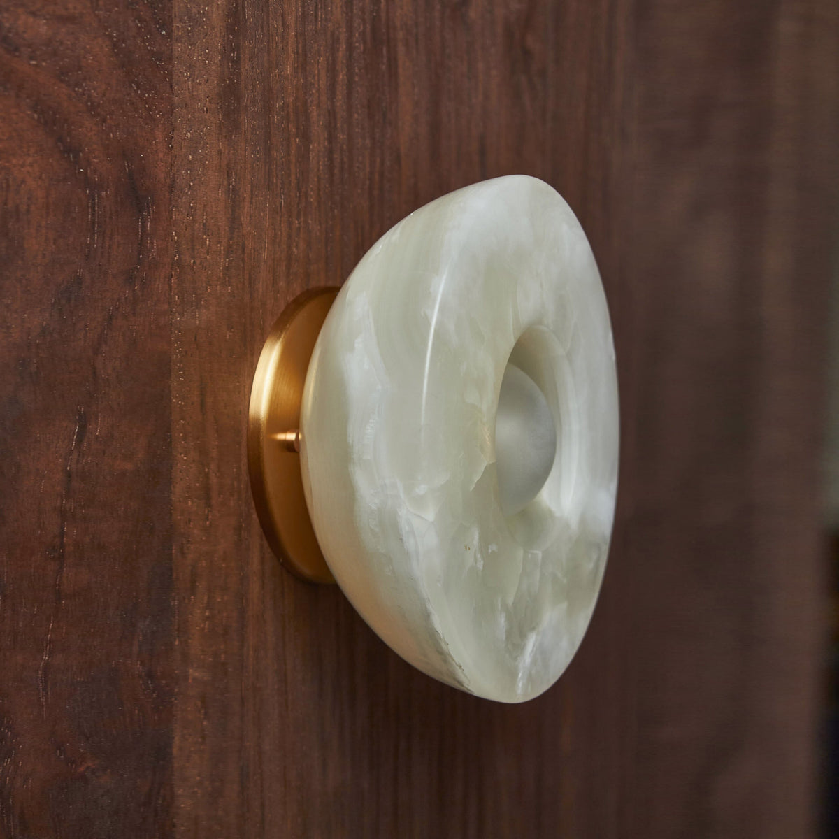 Lioruielle wandlamp van glas met oppervlakteglas in en goud