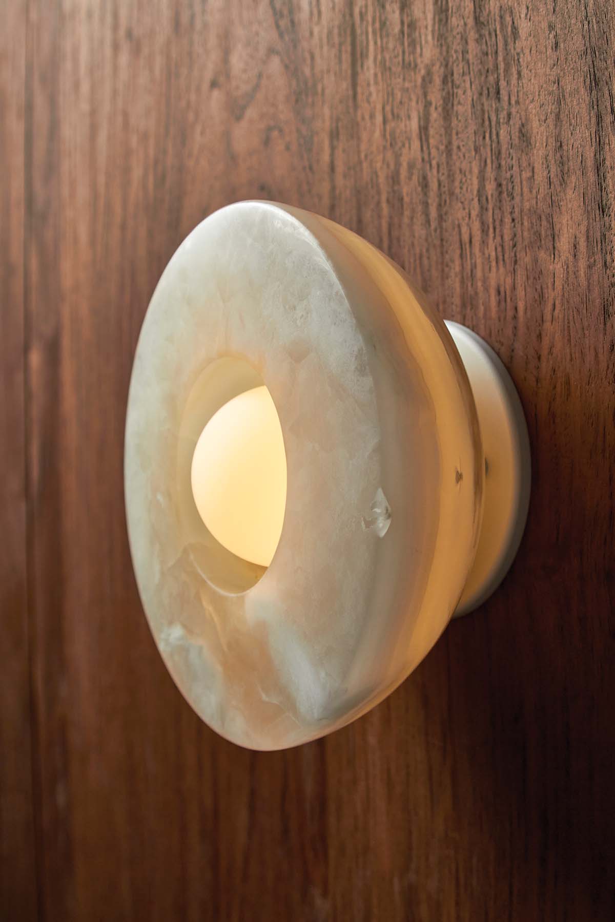 Lioruielle wandlamp van glas met oppervlakteglas in en goud