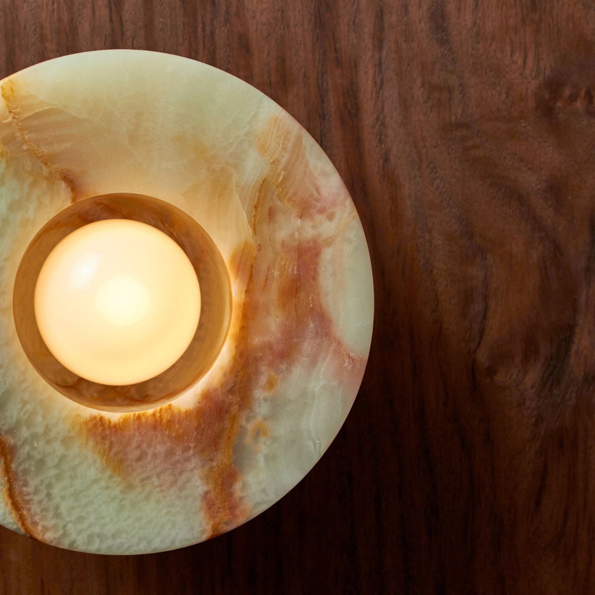 Lioruielle wandlamp van glas met oppervlakteglas in en goud