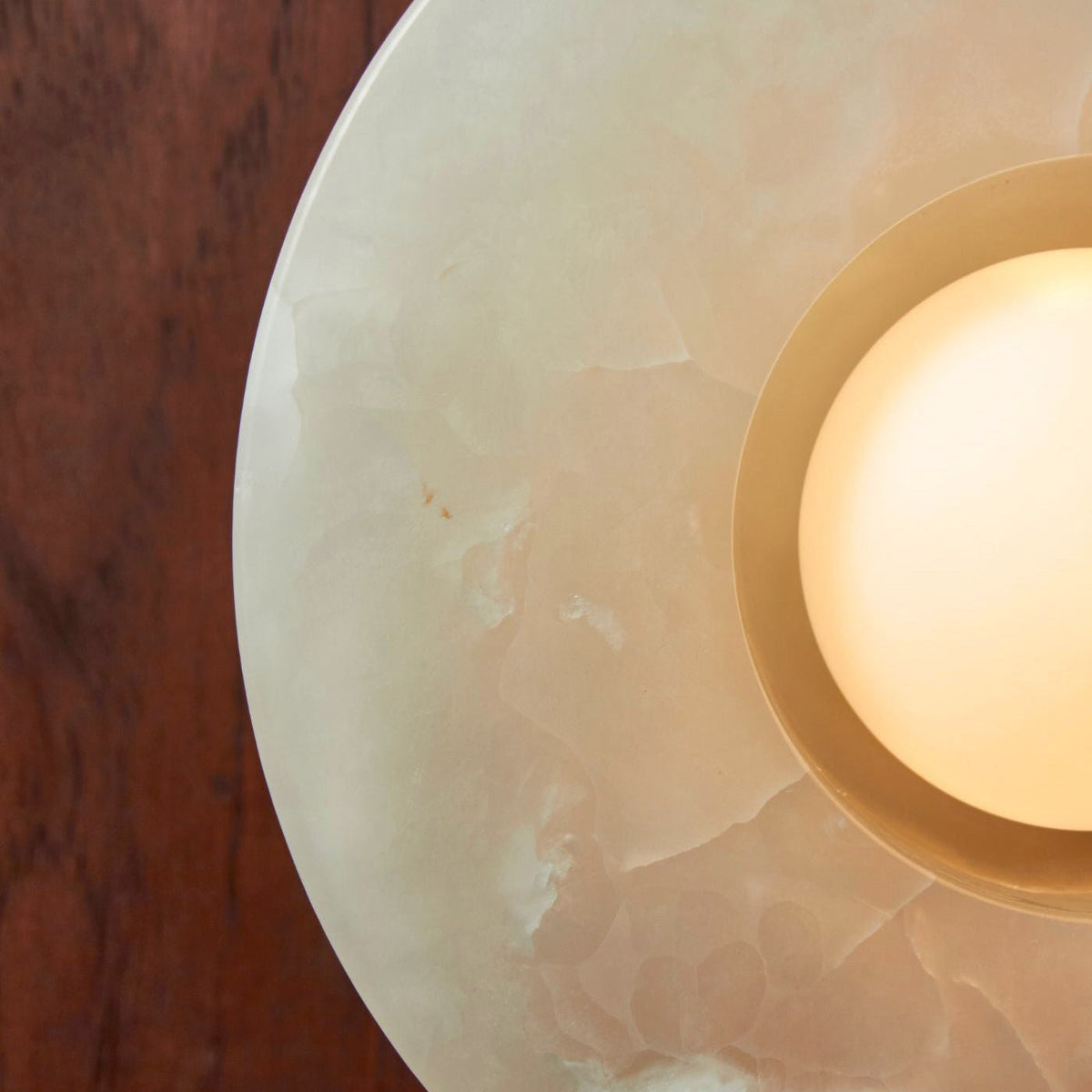 Lioruielle wandlamp van glas met oppervlakteglas in en goud
