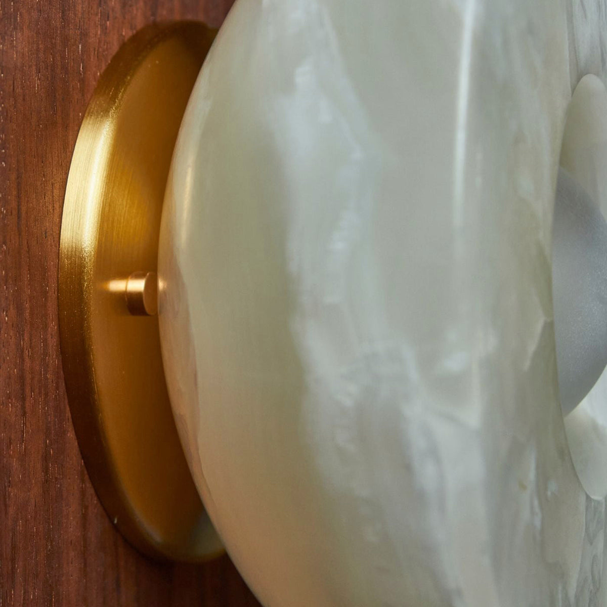 Lioruielle wandlamp van glas met oppervlakteglas in en goud