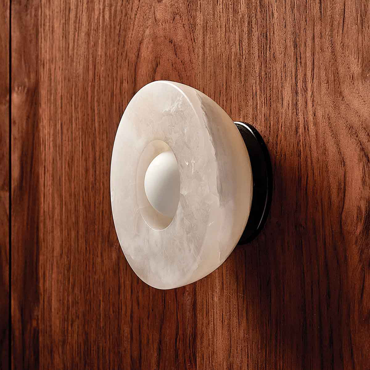 Lioruielle wandlamp van glas met oppervlakteglas in en goud