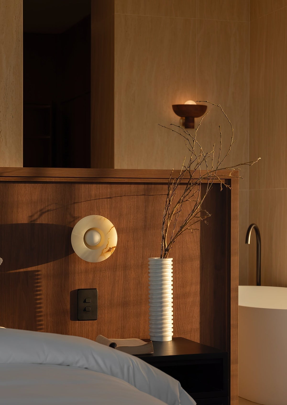 Lioruielle wandlamp van glas met oppervlakteglas in en goud